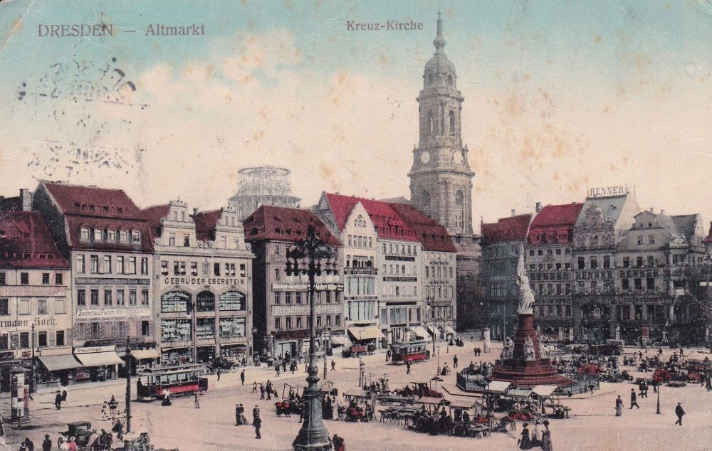 Altmarkt - S&uuml;dostseite quer mit Markt  Dresden