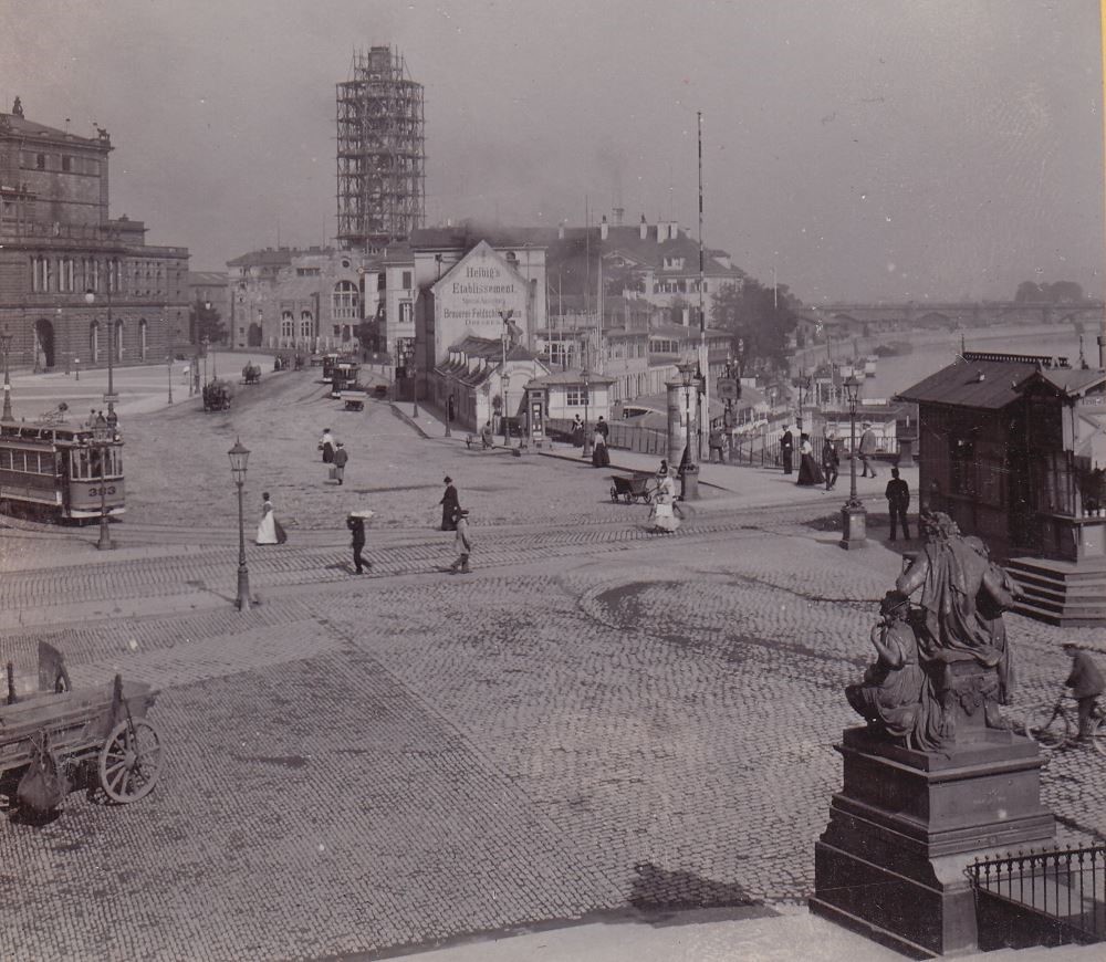 Schloßplatz  Dresden