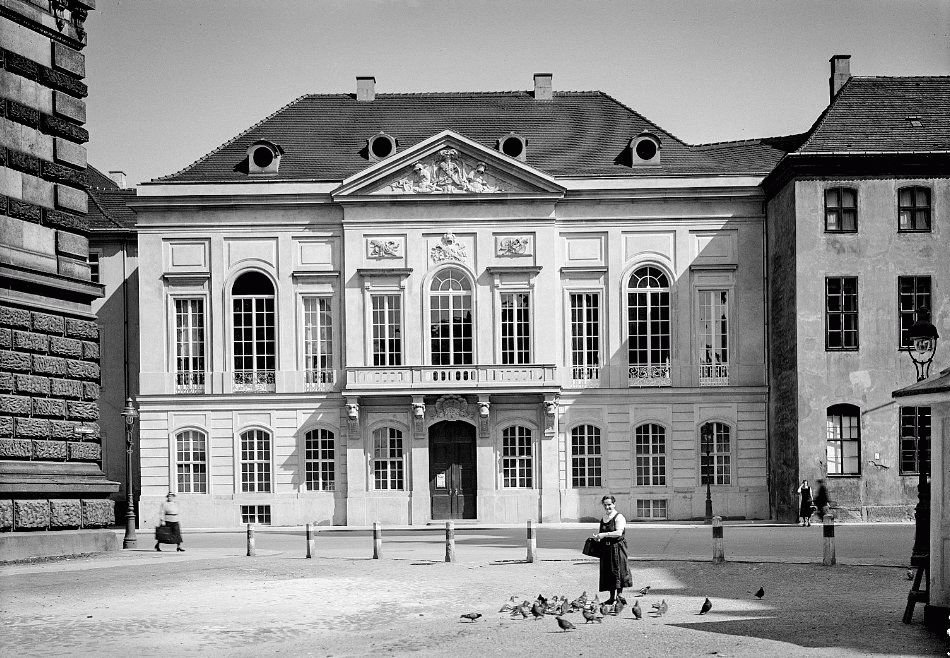 Tzschirnerplatz 3 (Zeughausplatz 3)  Dresden