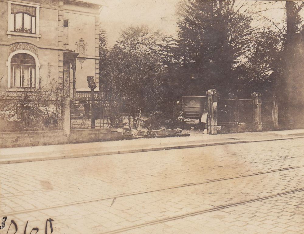 Loschwitzer Stra&szlig;e 30 (-1925 Residenzstra&szlig;e 13, 1925-46 Residenzstra&szlig;e 30) / Mendelssohnallee  Dresden