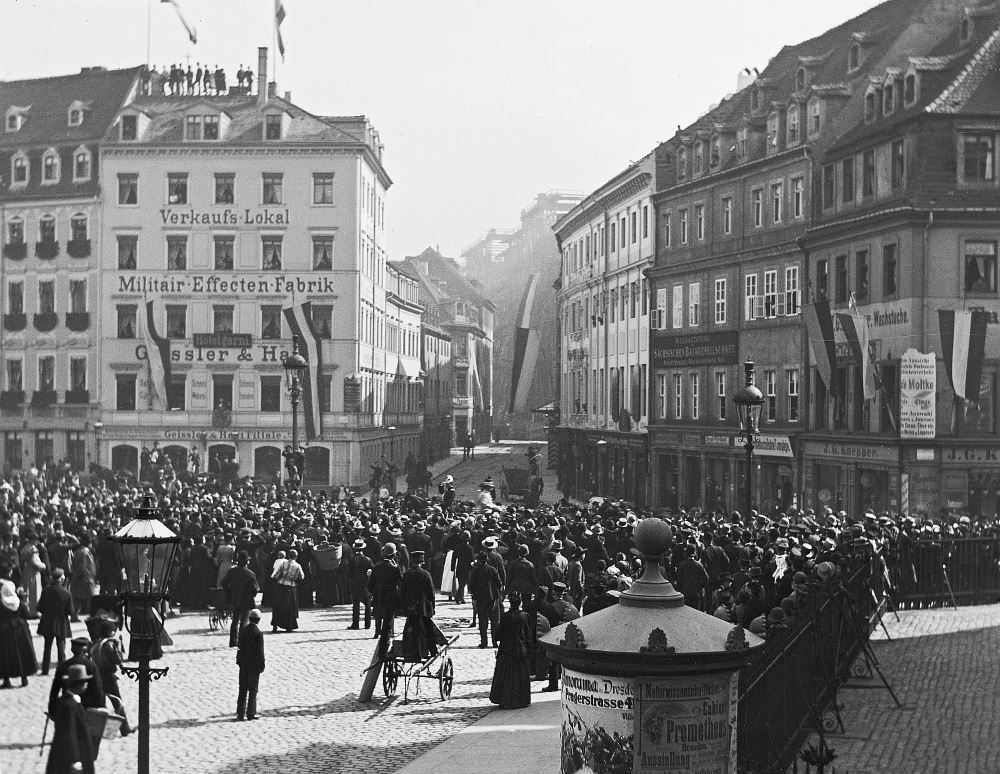 Neustädter Markt 9 (1856 Am Markte 11, -1928 Am Markt 9) / Große Klostergasse Dresden Neustädter Markt 9 (1856 Am Markte 11, -1928 Am Markt 9) / Große Klostergasse Dresden
