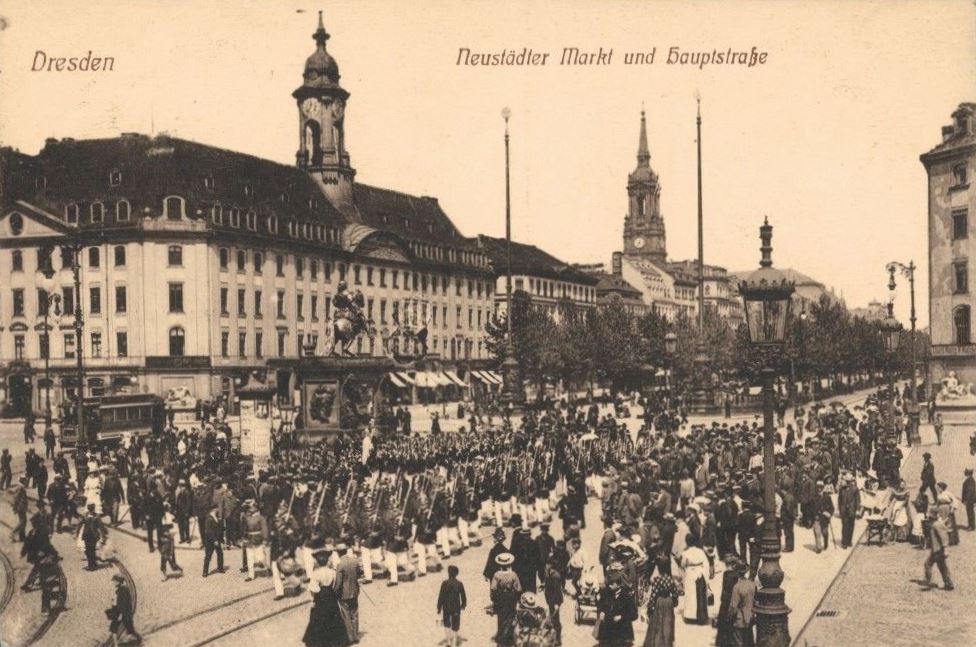 Neust&auml;dter Markt - Wachparade  Dresden