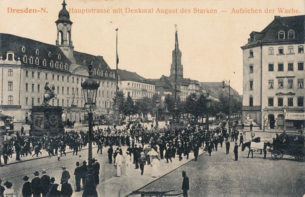 Neust&auml;dter Markt - Wachparade  Dresden