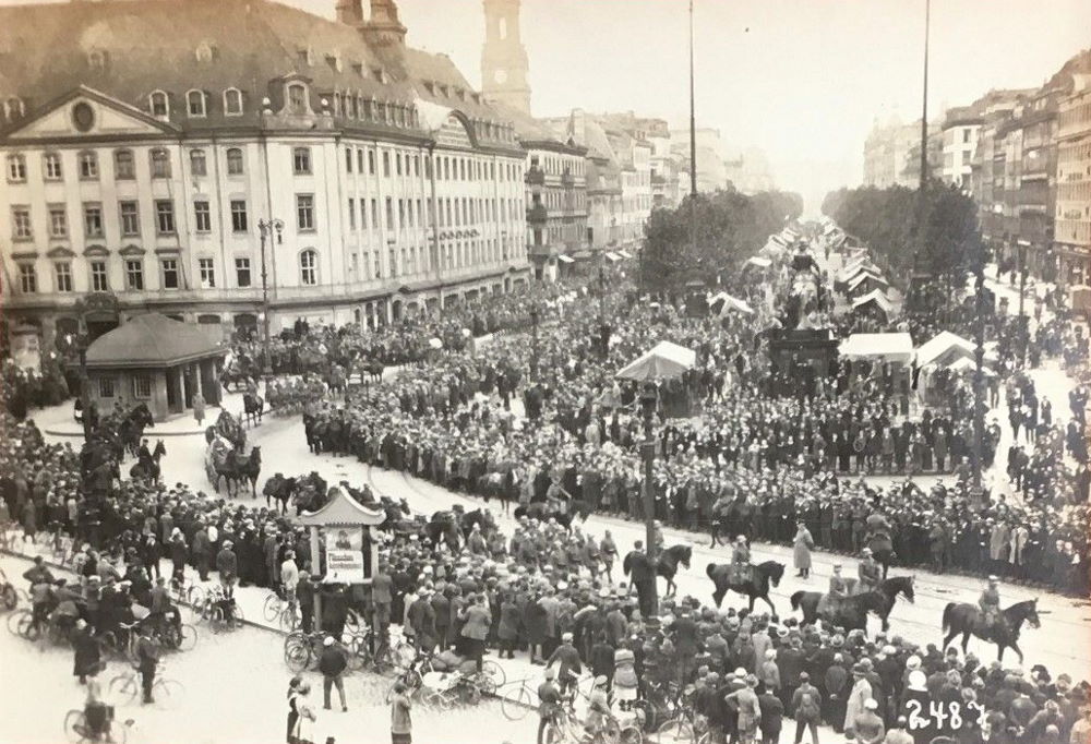 Neustädter Markt - Militärparade Dresden Neustädter Markt - Militärparade Dresden