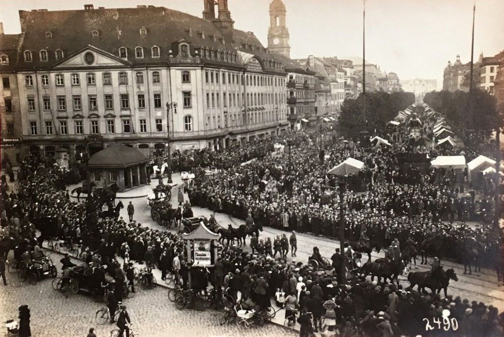 Neustädter Markt - Militärparade Dresden Neustädter Markt - Militärparade Dresden